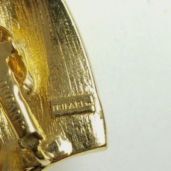 Vintage Trifari Cream and Gold Tone Clip On Earrings Retro 80s 90s Style, Signed - Picture 4 of 7